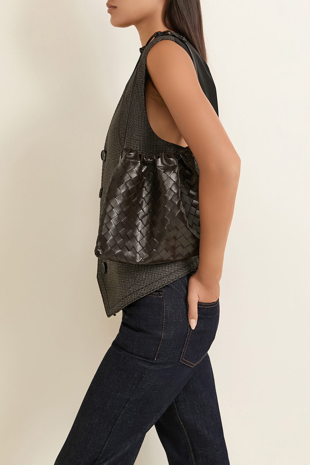 תמונת כל הלוק של תיק דאסטבג מדיום BOTTEGA VENETA